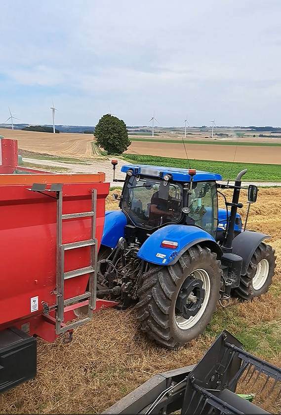 Luc Vermersch fait la moisson avec son fils Elie.