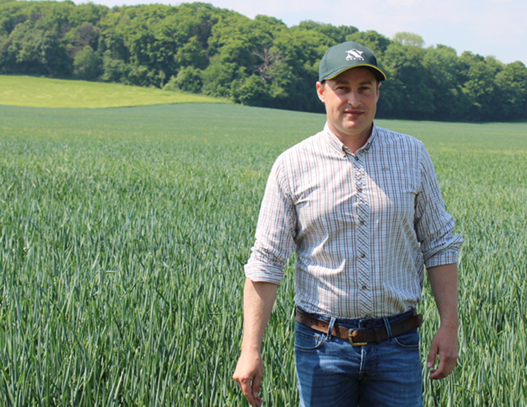 Jeune agriculteur dans un champ